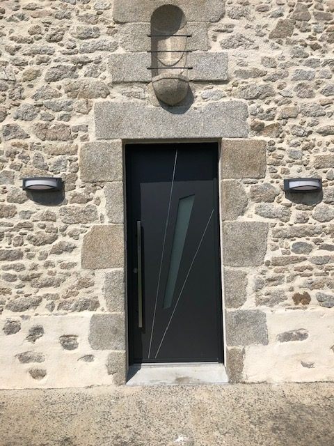 Porte d'entrée posée par la menuiserie Vincent Graveleau à Sèvremoine